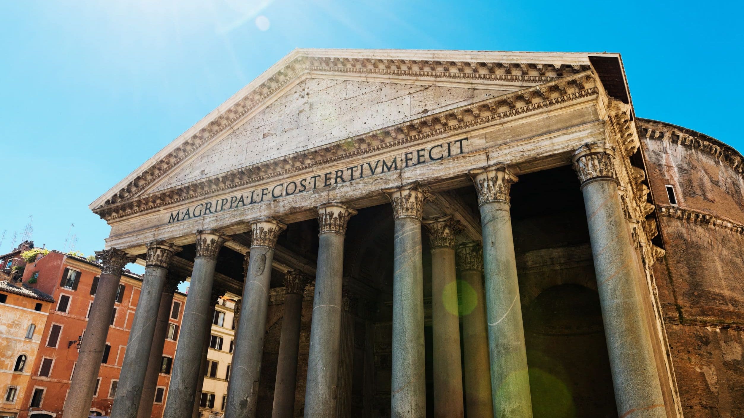 **義大利羅馬(Rome)**的著名地標——**萬神殿(Pantheon)**的正面。